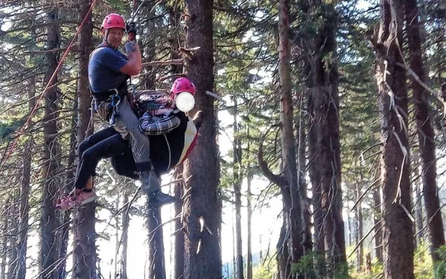 Pod Černou horou spadla paraglidistka, zůstala viset deset metrů nad zemí