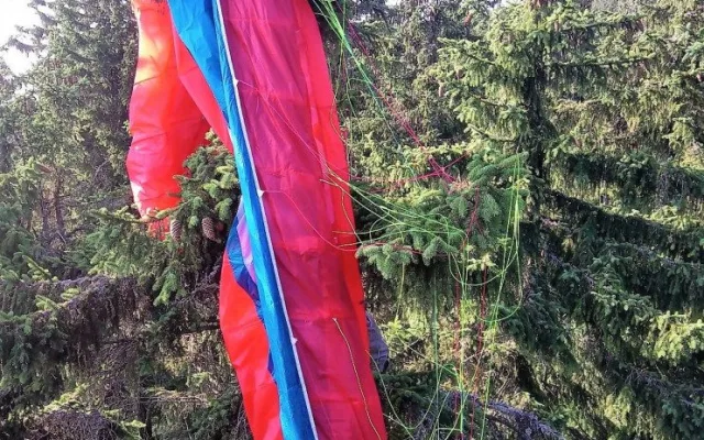 Pod Černou horou spadla paraglidistka, zůstala viset deset metrů nad zemí
