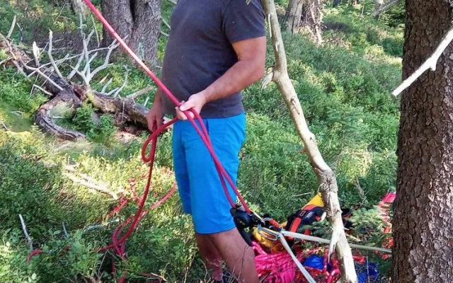 Pod Černou horou spadla paraglidistka, zůstala viset deset metrů nad zemí