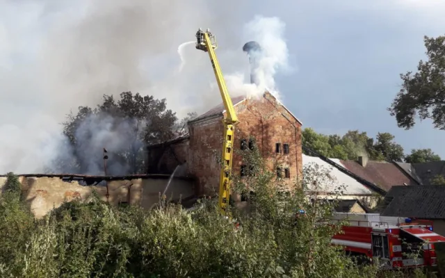 V Chlumci nad Cidlinou hasiči včera vyhlásili třetí stupeň požárního poplachu, stále se dohašuje
