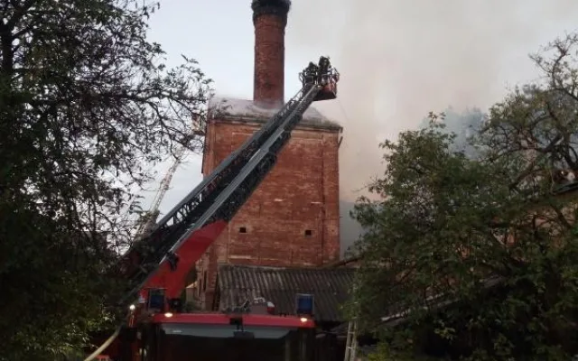 V Chlumci nad Cidlinou hasiči včera vyhlásili třetí stupeň požárního poplachu, stále se dohašuje