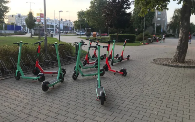 Povalující se koloběžky: Pardubice chtějí problém vyřešit namalovanými parkovišti