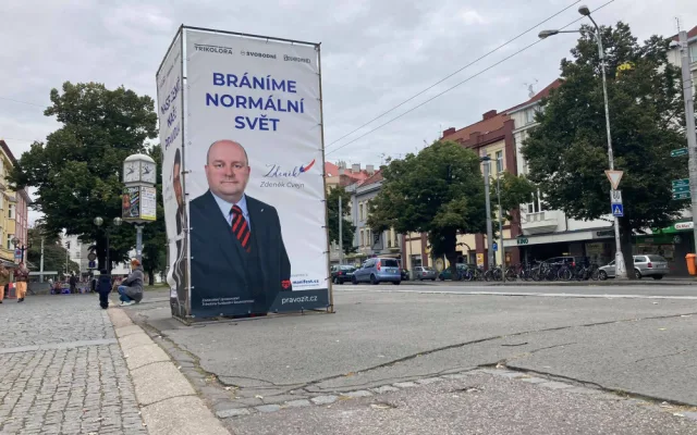 Na Hradecku někdo ničí volební poutače. Na Baťkově náměstí přeřízl Miroslava Havrdu