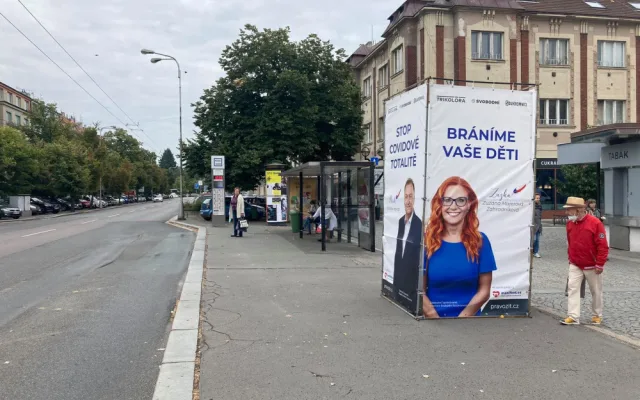 Na Hradecku někdo ničí volební poutače. Na Baťkově náměstí přeřízl Miroslava Havrdu