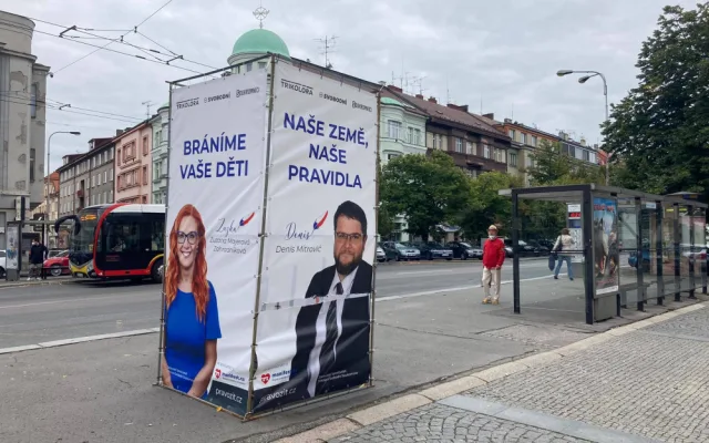 Na Hradecku někdo ničí volební poutače. Na Baťkově náměstí přeřízl Miroslava Havrdu