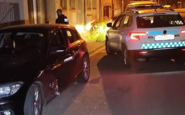 Jste zrádce lidství, křičel na strážníky zatčený muž. Bez bot se snažil utéct z nabouraného auta