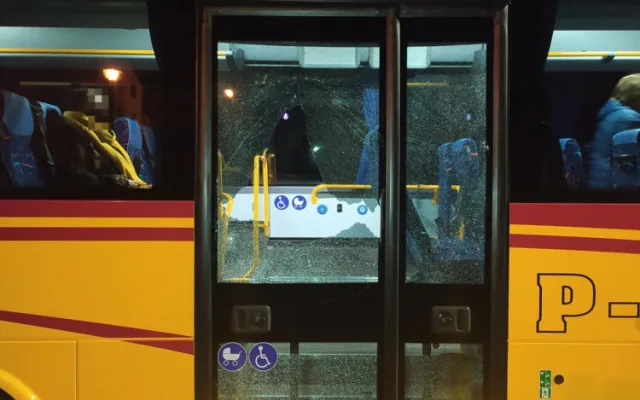 Mladík střílel vzduchovkou na autobus. Hrozí mu tři roky ve vězení