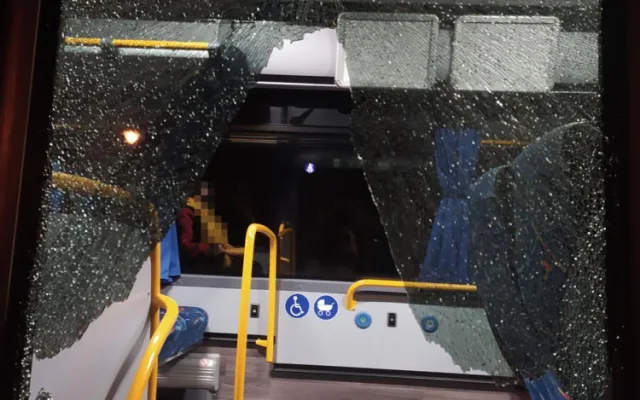 Mladík střílel vzduchovkou na autobus. Hrozí mu tři roky ve vězení