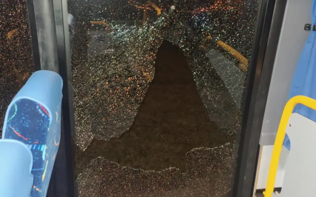 Mladík střílel vzduchovkou na autobus. Hrozí mu tři roky ve vězení