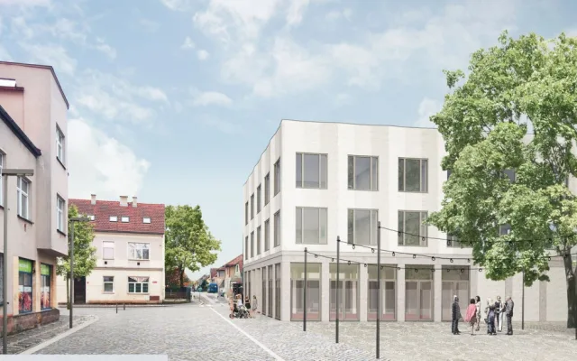 Stavba nové radnice v Lázních Bělohrad je v půlce. Náměstí je skoro hotové