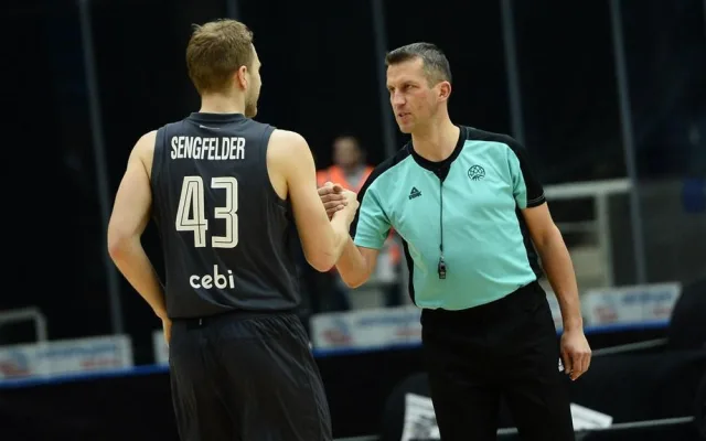 Mezinárodní basketbalový rozhodčí Petr Hruša při utkání