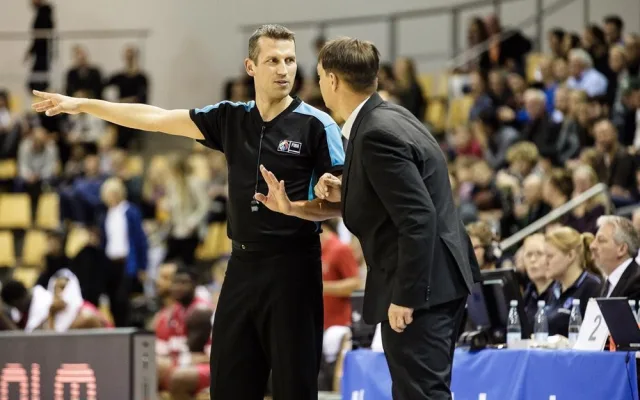 Mezinárodní basketbalový rozhodčí Petr Hruša při utkání