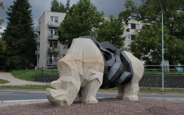 Socha Sudána na okružní křižovatce ve Dvvoře Králové nad Labem