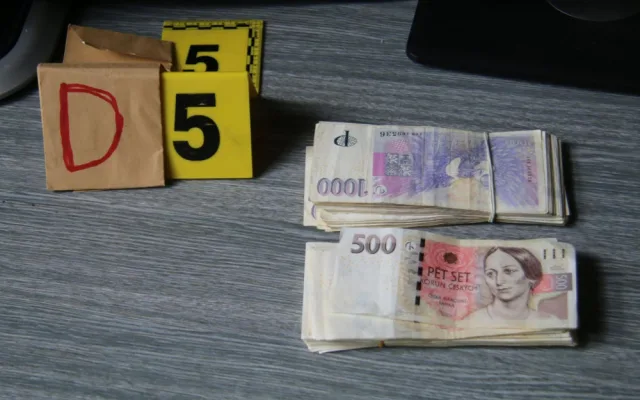 Přes tisícovku rostlin a ubalených jointů zabavila policie dealerům. Pro ně si přišla zásahovka