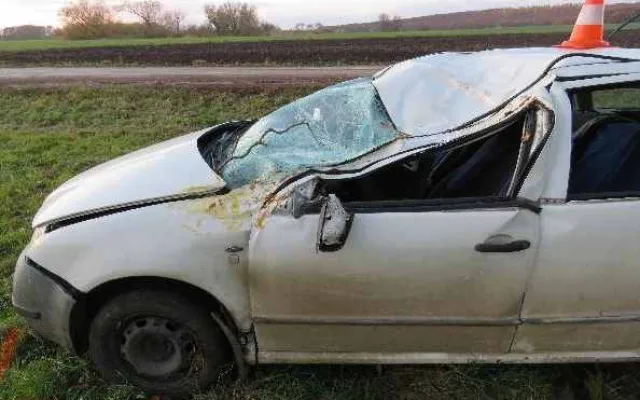 Dva mladíci se opili a pak sedli za volant. Oslava narozenin skončila nárazem do stromu