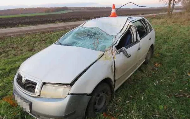 Dva mladíci se opili a pak sedli za volant. Oslava narozenin skončila nárazem do stromu