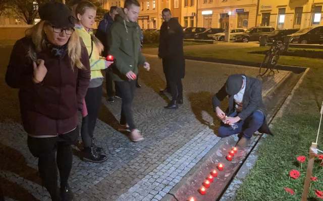 Zavzpomínat na veterány v Hradci Králové přišlo 20 lidí. Zbytek vítal svatého Martina