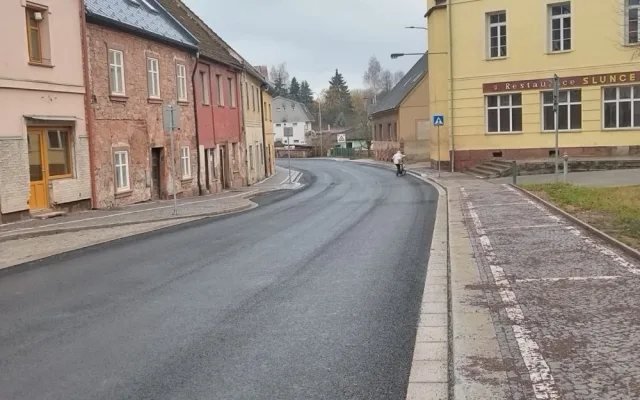 Opravy komunikace v Pilníkově finišují. Úplná uzavírka platí v obci Jičíněves