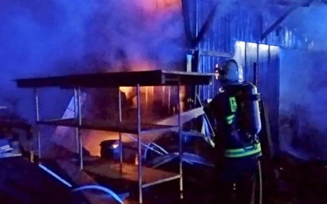 Hasiči zasahovali u požáru dílny v Otovicích. Ta lehla popelem