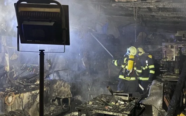 Hasiči zasahovali u požáru dílny v Otovicích. Ta lehla popelem