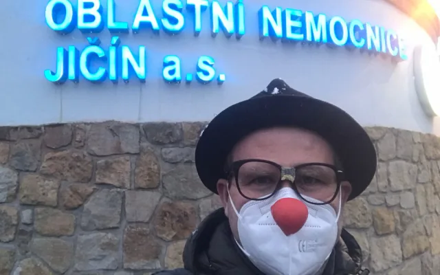 Zdravotní klauni slaví 20 let existence. Včera přinesli symbolických 20 minut radosti lékařům a sestrám