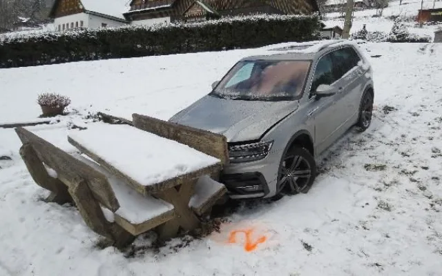 Období častých dopravních nehod je tady. Roli hraje počasí i nepozornost. Policisté v kraji řešili dvě nehody do hodiny