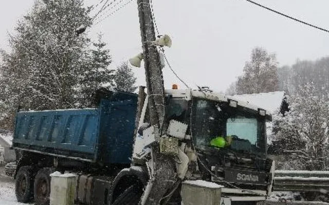 Období častých dopravních nehod je tady. Roli hraje počasí i nepozornost. Policisté v kraji řešili dvě nehody do hodiny
