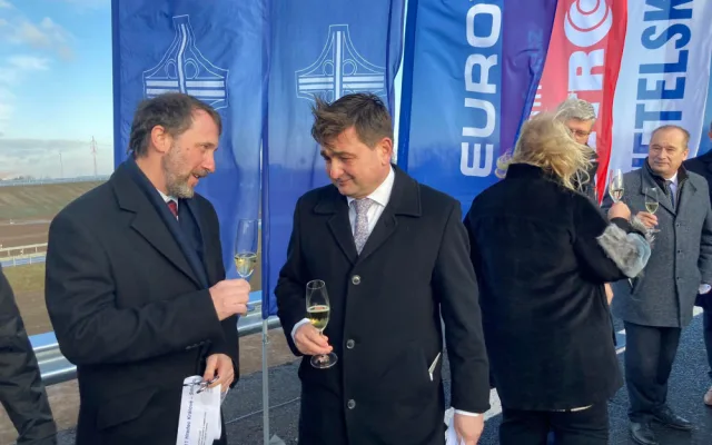 Dálnice D11 vede až do Jaroměře. ŘSD dnes otevřelo dva nové úseky