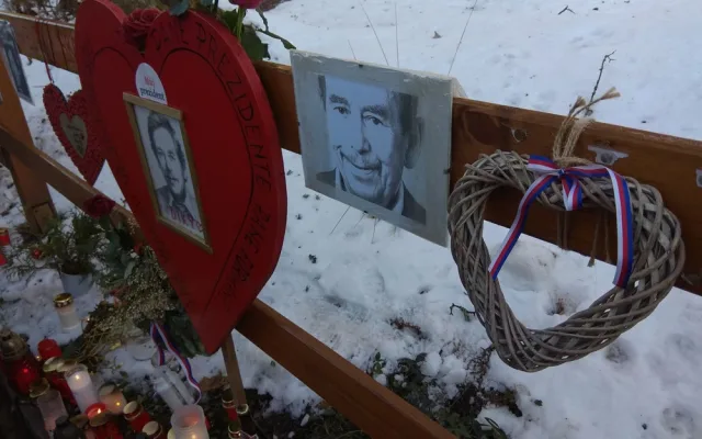 V Hrádečku na Havla vzpomínalo několik desítek lidí. Před jeho chalupou vzniklo pietní místo