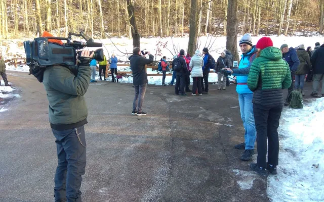 V Hrádečku na Havla vzpomínalo několik desítek lidí. Před jeho chalupou vzniklo pietní místo