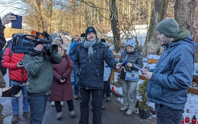 V Hrádečku na Havla vzpomínalo několik desítek lidí. Před jeho chalupou vzniklo pietní místo