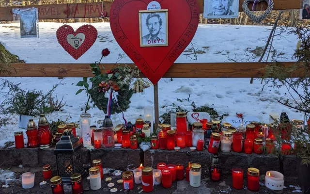 V Hrádečku na Havla vzpomínalo několik desítek lidí. Před jeho chalupou vzniklo pietní místo