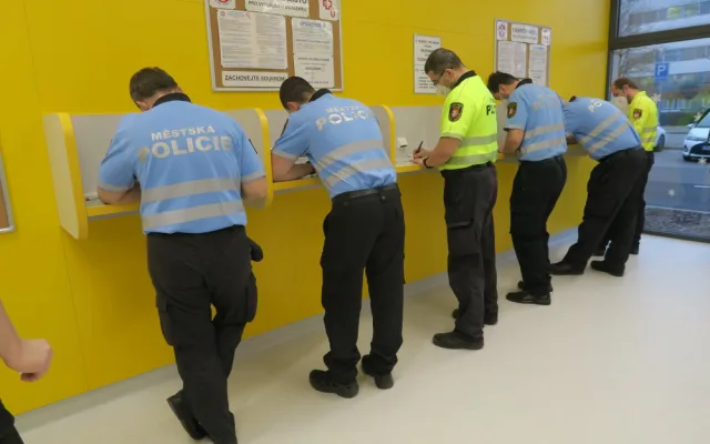 Hradečtí strážníci darovali krev. Chtějí tak motivovat veřejnost a pomoct nemocnici
