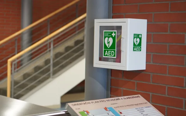 AED - tři písmena, která zachraňují životy. Automatický externí defibrilátor má nově i Univerzita v Hradci Králové