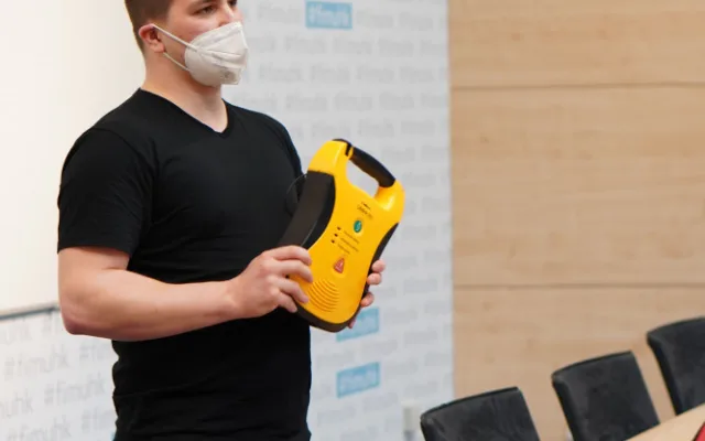 AED - tři písmena, která zachraňují životy. Automatický externí defibrilátor má nově i Univerzita v Hradci Králové