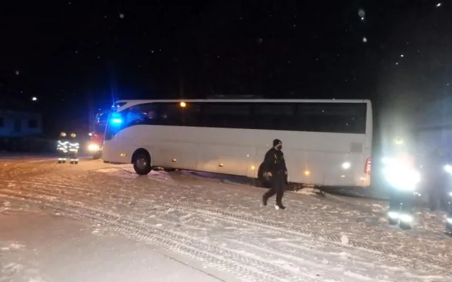 Kvůli sněhu měli hasiči plné ruce práce. Počasí komplikovalo především dopravu
