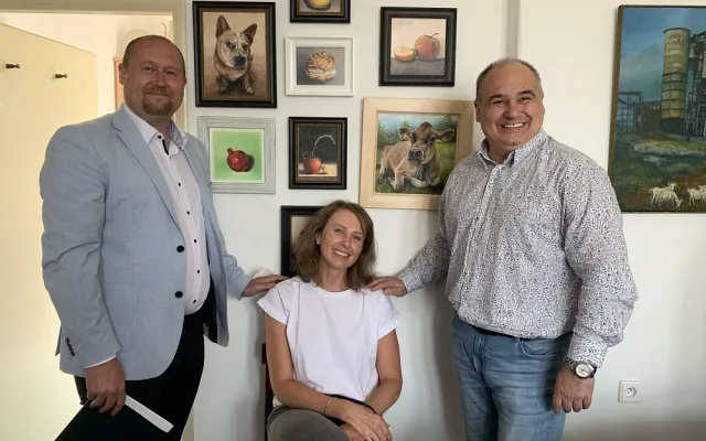 zleva místostarosta Náchoda Jan Čtvrtečka, Kateřina Šotolová se svými malbami, starosta Náchoda Jan Birke