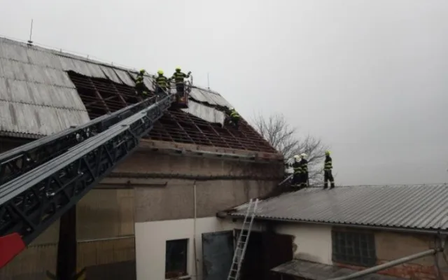 Vítr zaměstnával hasiče i o víkendu. Zdemolovaná chatka i nehoda osobního vlaku