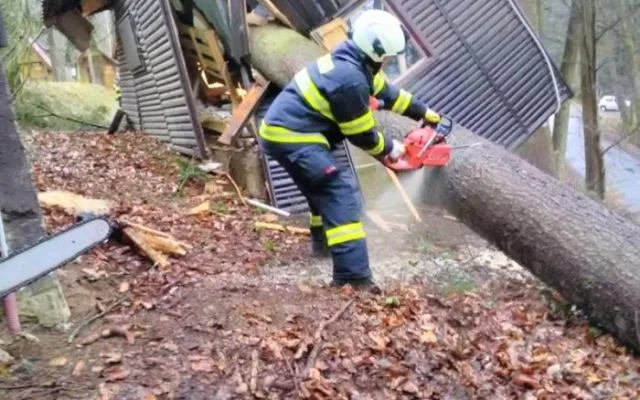 Vítr zaměstnával hasiče i o víkendu. Zdemolovaná chatka i nehoda osobního vlaku