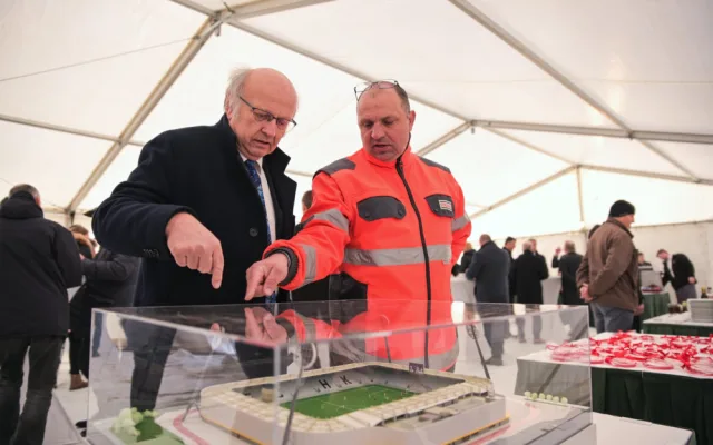 Dnes začala stavba nového fotbalového stadionu v Hradci Králové. První změny uvidí lidé v březnu