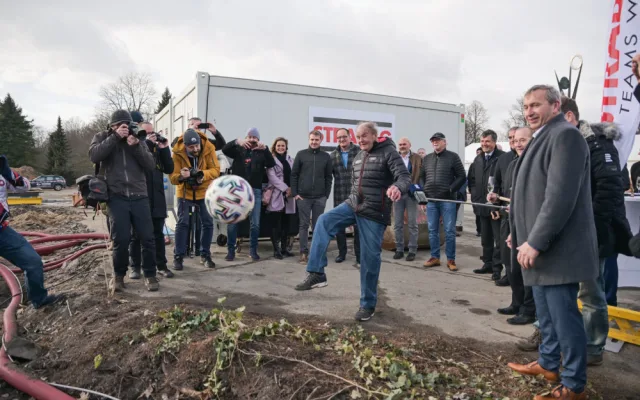 Dnes začala stavba nového fotbalového stadionu v Hradci Králové. První změny uvidí lidé v březnu