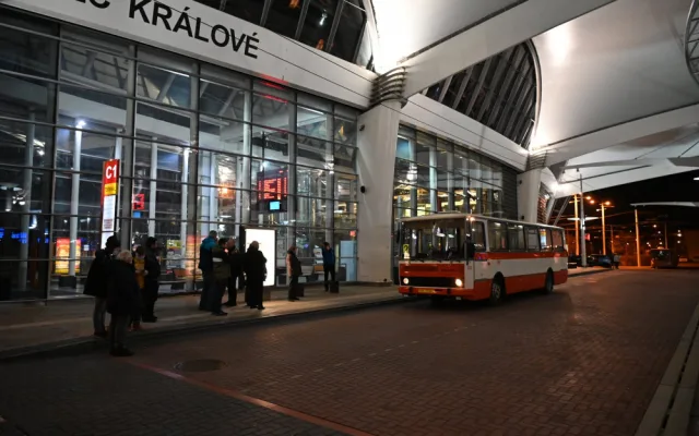 V Hradci Králové vyjel dvojkový autobus. 22. 2. 2022 ve 22:02 nastoupilo několik desítek cestujících