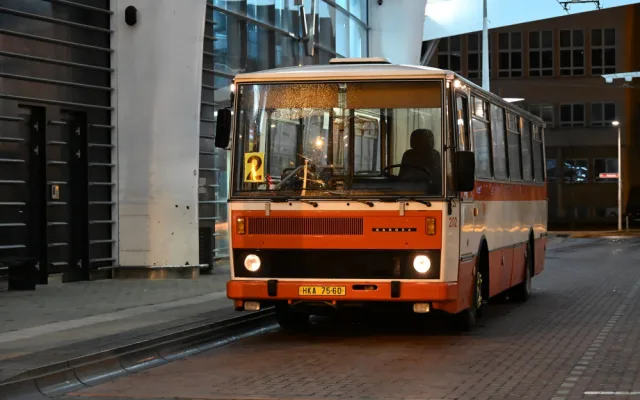 V Hradci Králové vyjel dvojkový autobus. 22. 2. 2022 ve 22:02 nastoupilo několik desítek cestujících