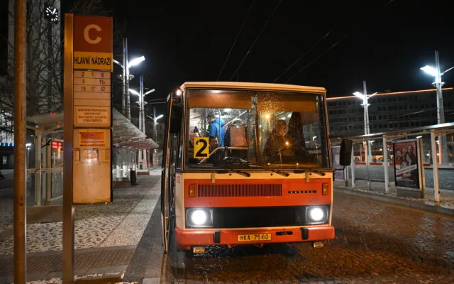 V Hradci Králové vyjel dvojkový autobus. 22. 2. 2022 ve 22:02 nastoupilo několik desítek cestujících