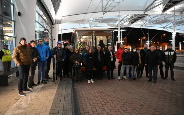 V Hradci Králové vyjel dvojkový autobus. 22. 2. 2022 ve 22:02 nastoupilo několik desítek cestujících