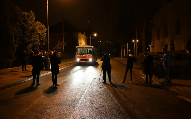V Hradci Králové vyjel dvojkový autobus. 22. 2. 2022 ve 22:02 nastoupilo několik desítek cestujících
