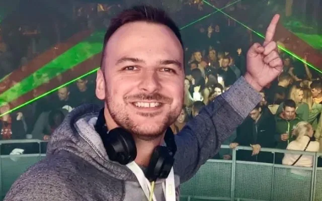 Michael C v klubu, kde se chystá hrát