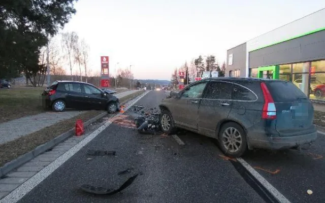 Čelní střet dvou aut zastavil dopravu v Nové Pace. Oba řidiči skončili v nemocnici