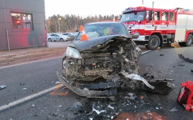 Čelní střet dvou aut zastavil dopravu v Nové Pace. Oba řidiči skončili v nemocnici