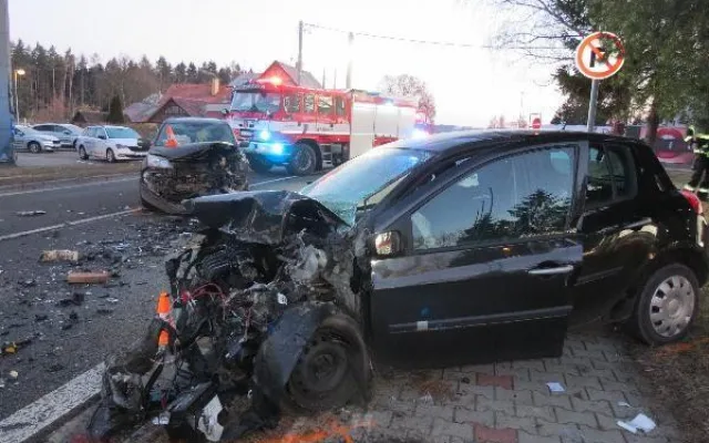 Čelní střet dvou aut zastavil dopravu v Nové Pace. Oba řidiči skončili v nemocnici